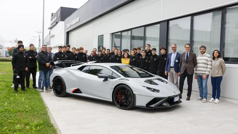 Lamborghini forma gli studenti: inizia l'internato del progetto DESI