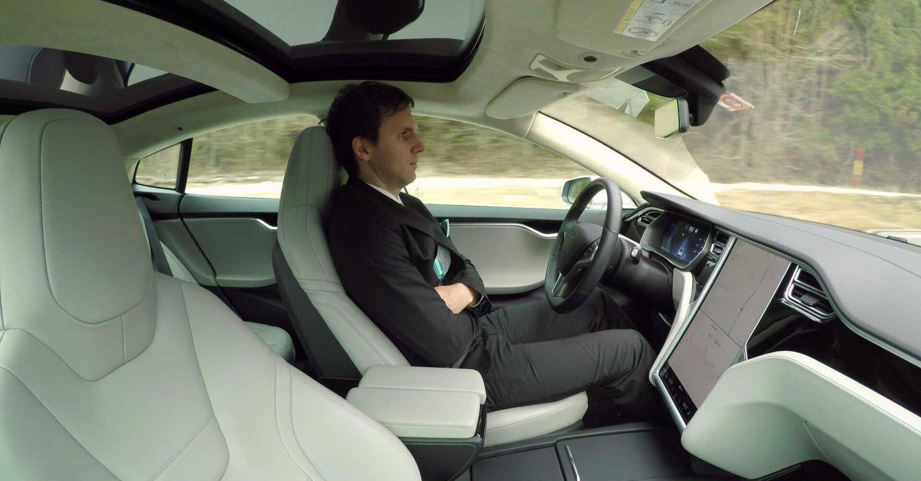 Manca poco al lancio del Full Self Driving Alpha: Tesla lo mette alla prova su 1.000 utenti
