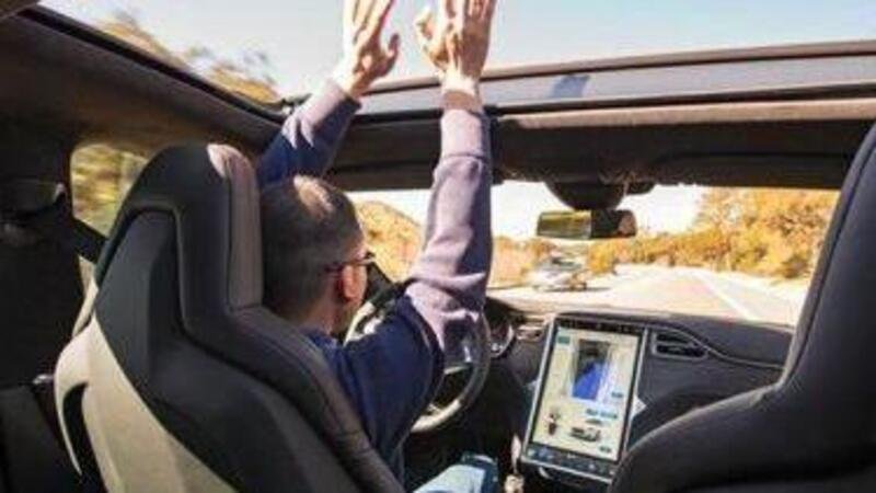 Manca poco al lancio del Full Self Driving Alpha: Tesla lo mette alla prova su 1.000 utenti