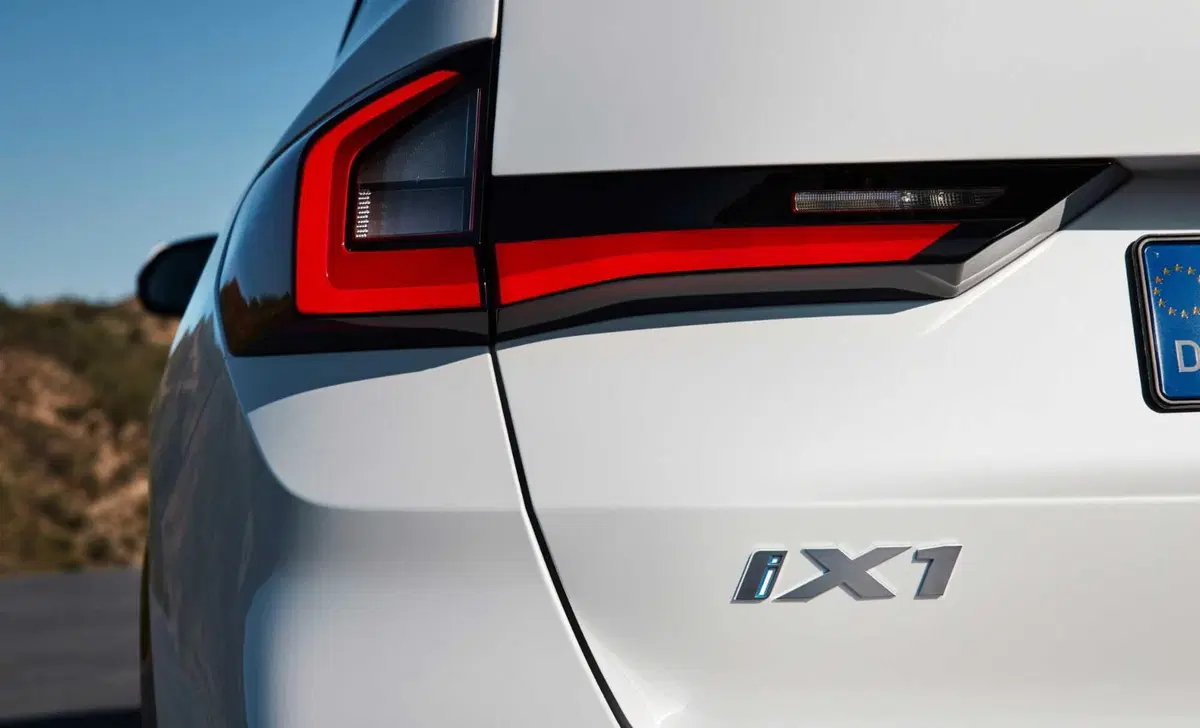BMW iX1 (2022-->>) (17)