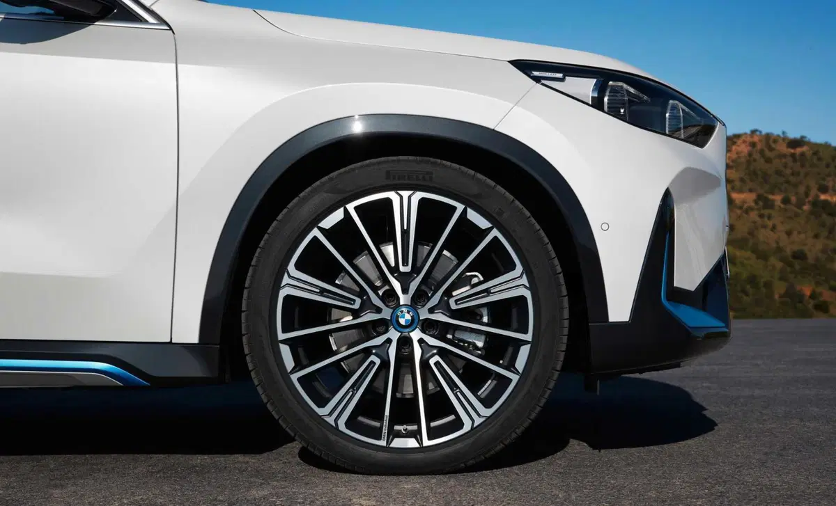 BMW iX1 (2022-->>) (16)