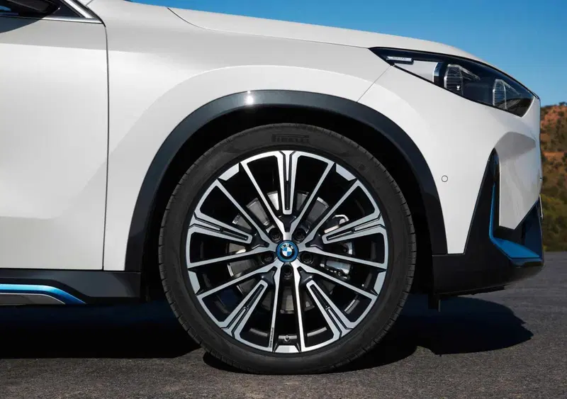 BMW iX1 (2022-->>) (16)