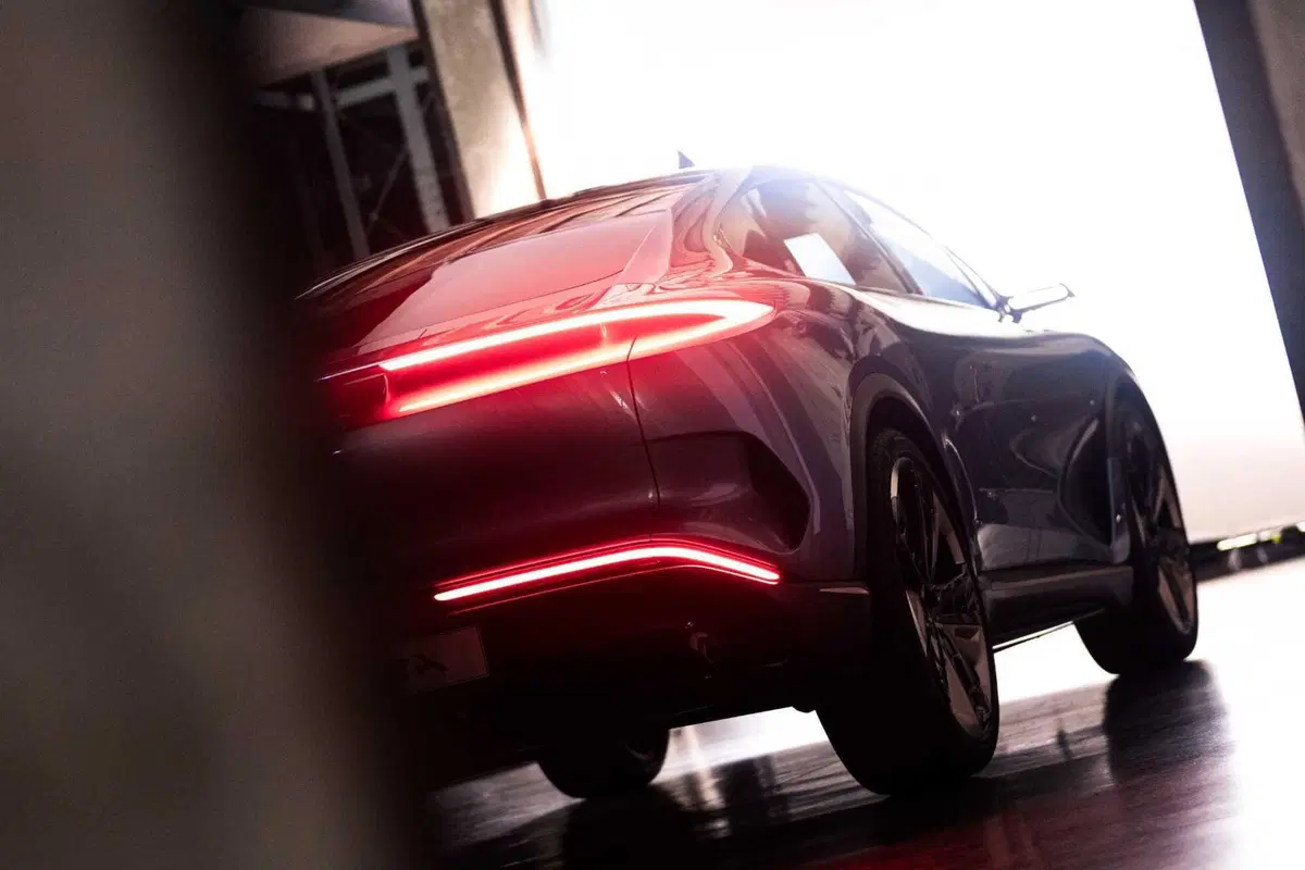 Aehra, la nuova supercar elettrica extralong made in Italy (7)