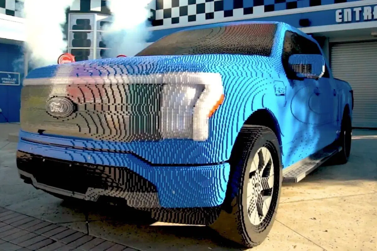 La prima auto elettrica ufficiale Lego: Ford F-150 Lightning (2)