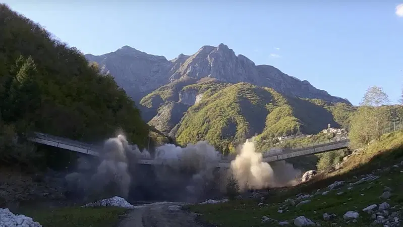 Un'esplosione e il ponte crolla: a Lucca succede tutto in un attimo [VIDEO]
