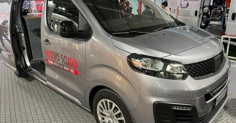 Fiat elettrici all&#039;Eicma: ma quanto sono comodi E-Scudo e E-Ducato per portare le moto?