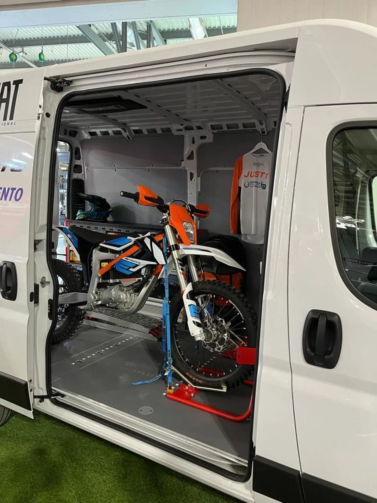 Fiat elettrici all'Eicma: ma quanto sono comodi E-Scudo e E-Ducato per portare le moto?