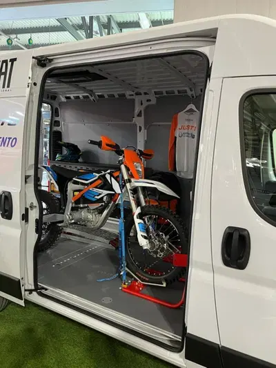 Fiat elettrici all'Eicma: ma quanto sono comodi E-Scudo e E-Ducato per portare le moto?