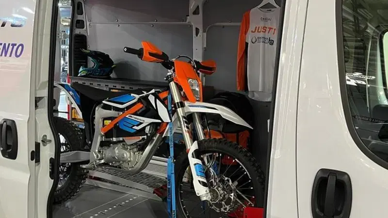 Fiat elettrici all'Eicma: ma quanto sono comodi E-Scudo e E-Ducato per portare le moto?