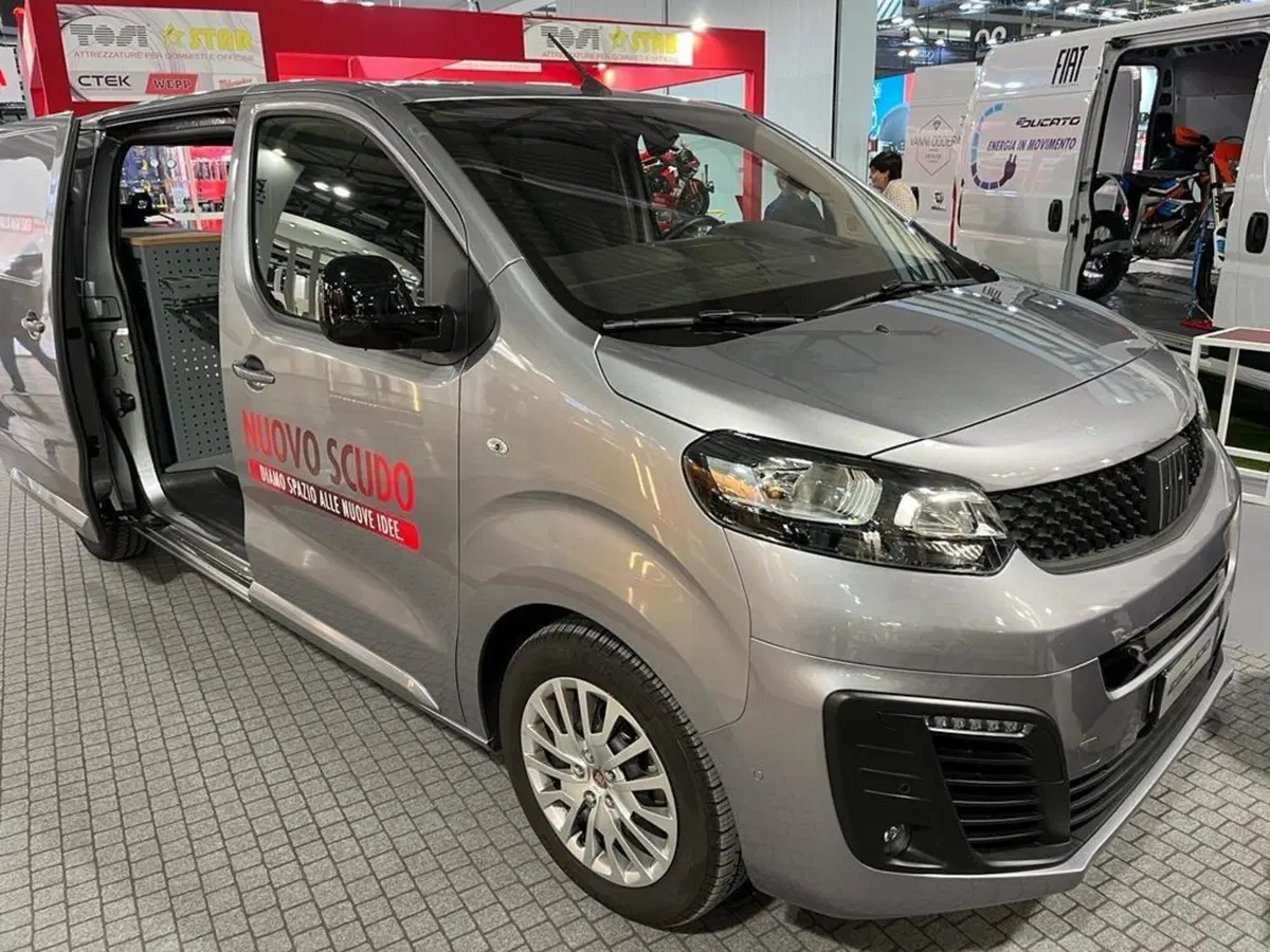Fiat elettrici all'Eicma: ma quanto sono comodi E-Scudo e E-Ducato per portare le moto?  (2)