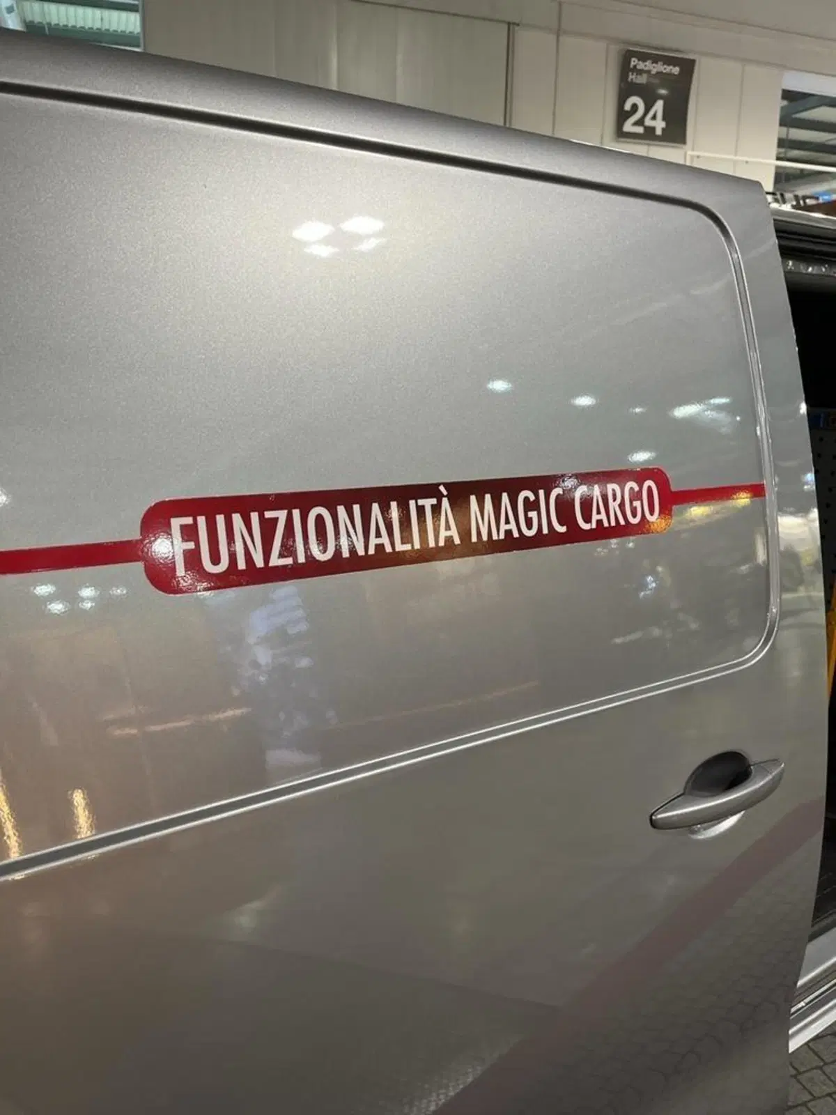 Fiat elettrici all'Eicma: ma quanto sono comodi E-Scudo e E-Ducato per portare le moto?  (11)
