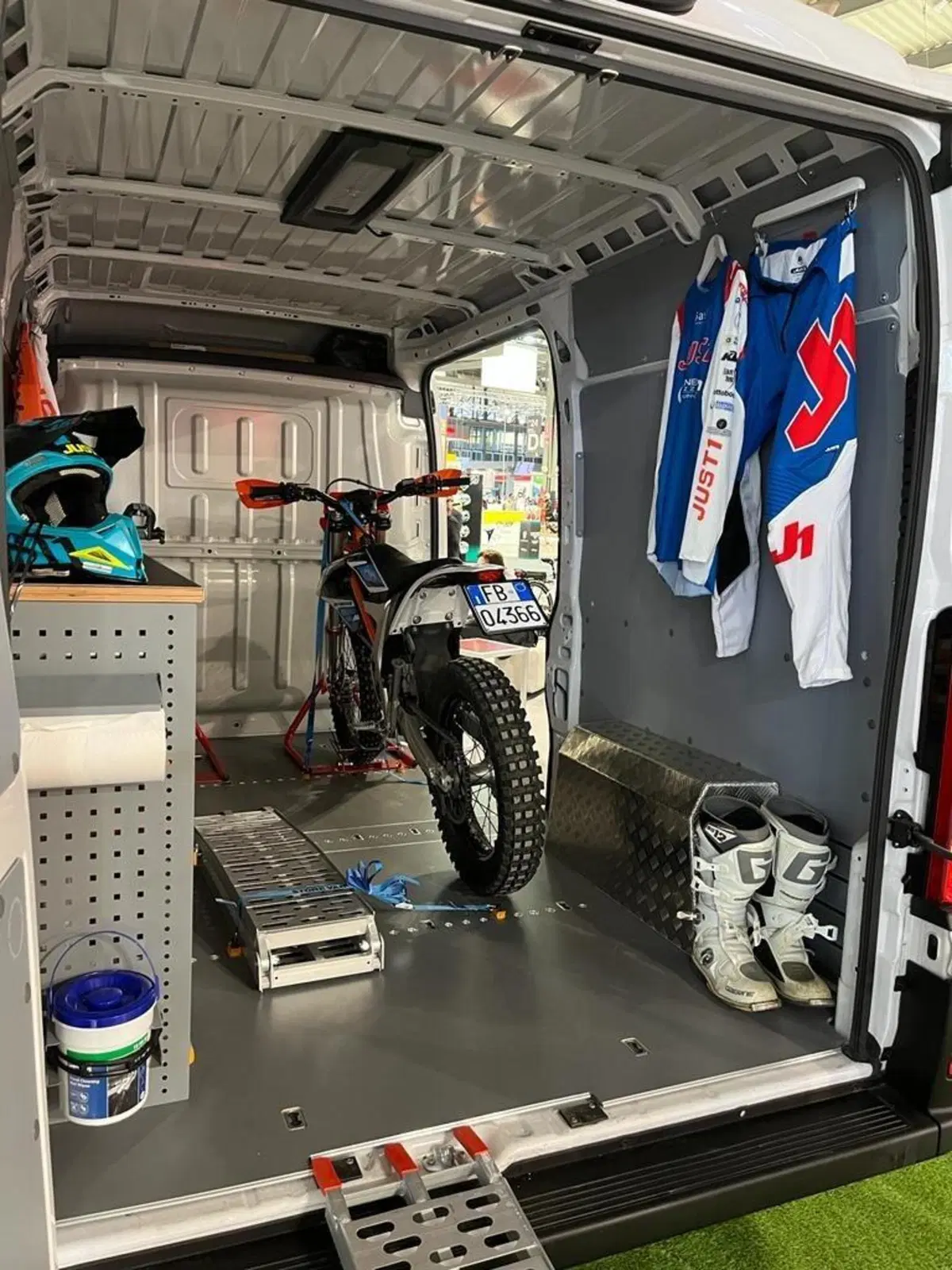 Fiat elettrici all'Eicma: ma quanto sono comodi E-Scudo e E-Ducato per portare le moto?  (12)