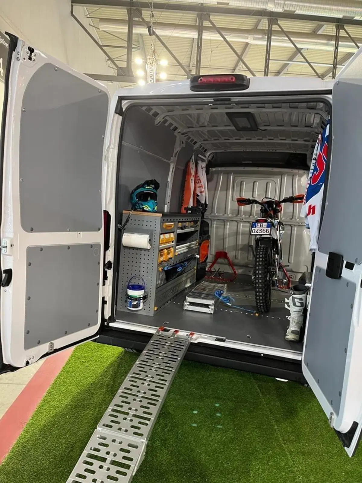 Fiat elettrici all'Eicma: ma quanto sono comodi E-Scudo e E-Ducato per portare le moto?  (6)