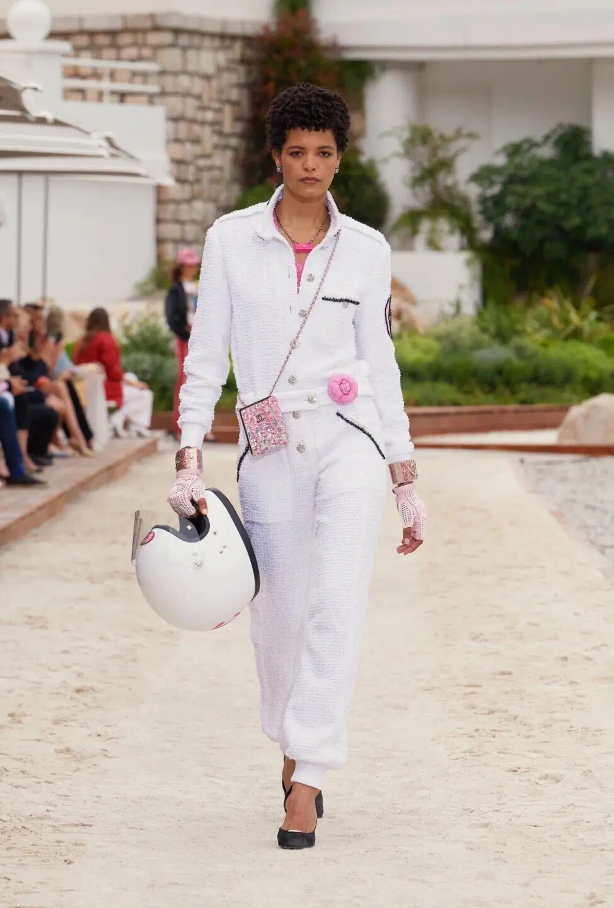 Chanel strizza l'occhio alla Formula 1: la tuta da pilota si veste di tweed (3)