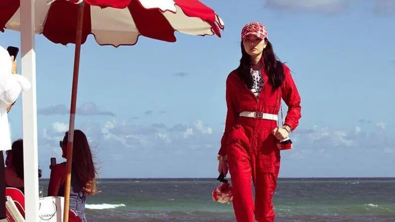 Chanel strizza l'occhio alla Formula 1: la tuta da pilota si veste di tweed
