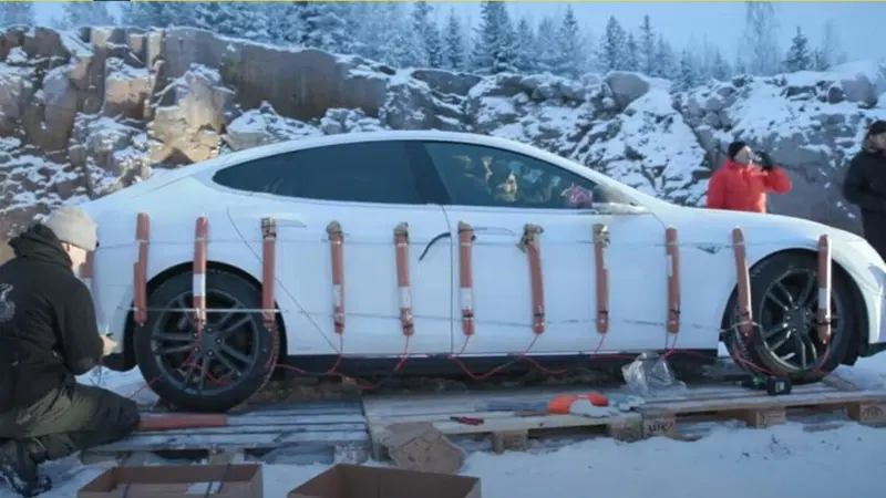 Account di Tesla su Twitter: manderemo 10 mila auto in Ucraina, sono esplosive