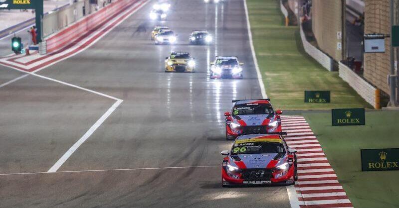 WTCR 2022, Bahrain: vincono Azcona e Michelisz