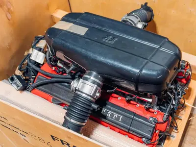 Ferrari Enzo, il motore V12 va all'asta ancora inscatolato 