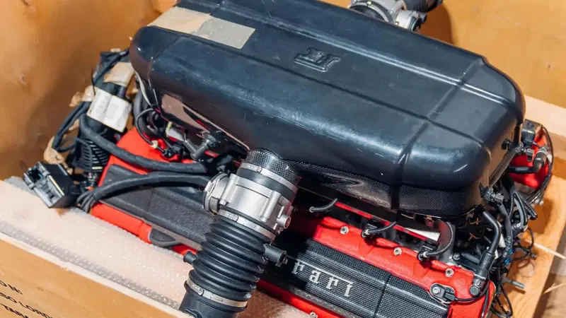 Ferrari Enzo, il motore V12 va all'asta ancora inscatolato 