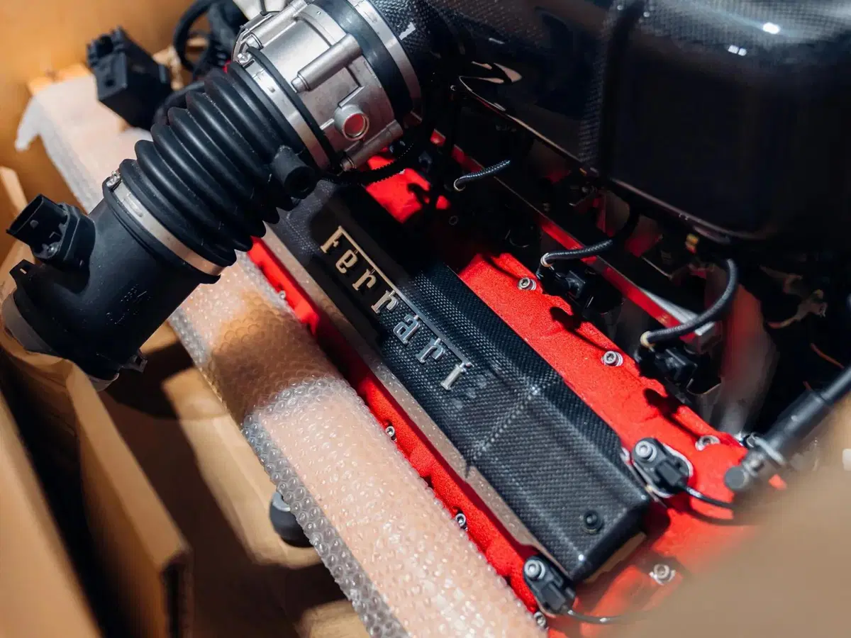 Ferrari Enzo, il motore V12 va all'asta ancora inscatolato  (4)