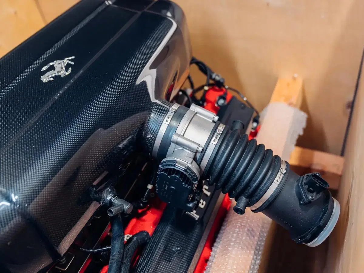 Ferrari Enzo, il motore V12 va all'asta ancora inscatolato 