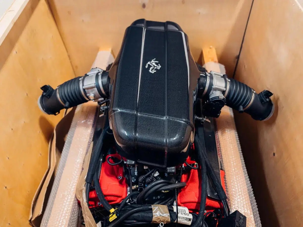 Ferrari Enzo, il motore V12 va all'asta ancora inscatolato  (5)