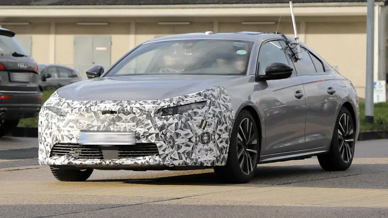 Nuova Peugeot 508 2023, ecco le foto spia del nuovo Facelift