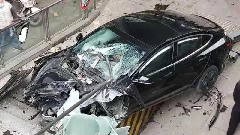 Tesla collabora con la Polizia per un incidente mortale in Cina (immagini violente) [VIDEO]