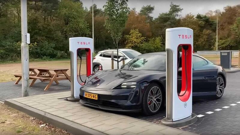 Anche in Italia i Tesla Supercharger aprono a tutte le auto elettriche 