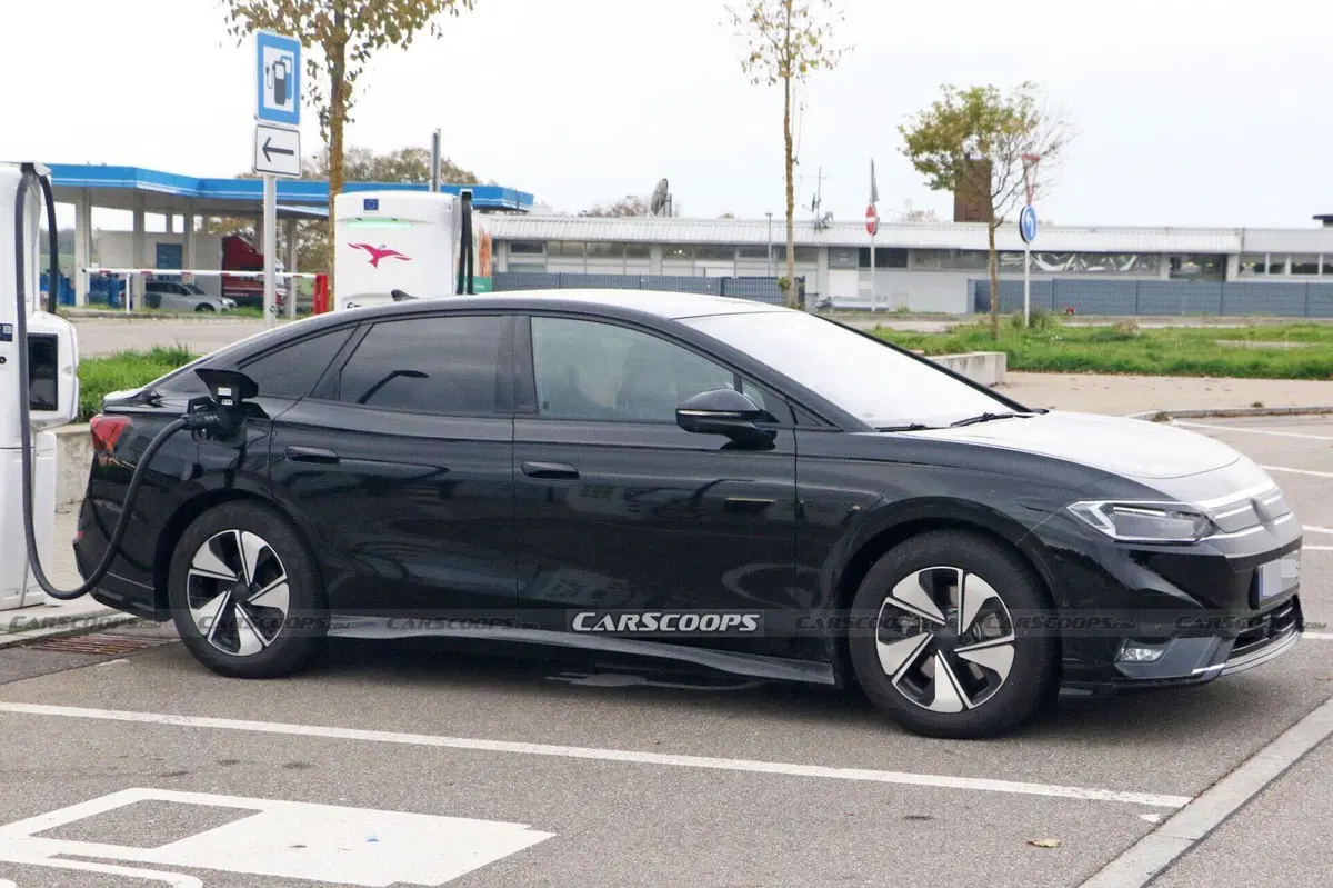 Nuova Volkswagen ID.7 Aero B: le foto spia della rivale di Tesla Model 3 (3)