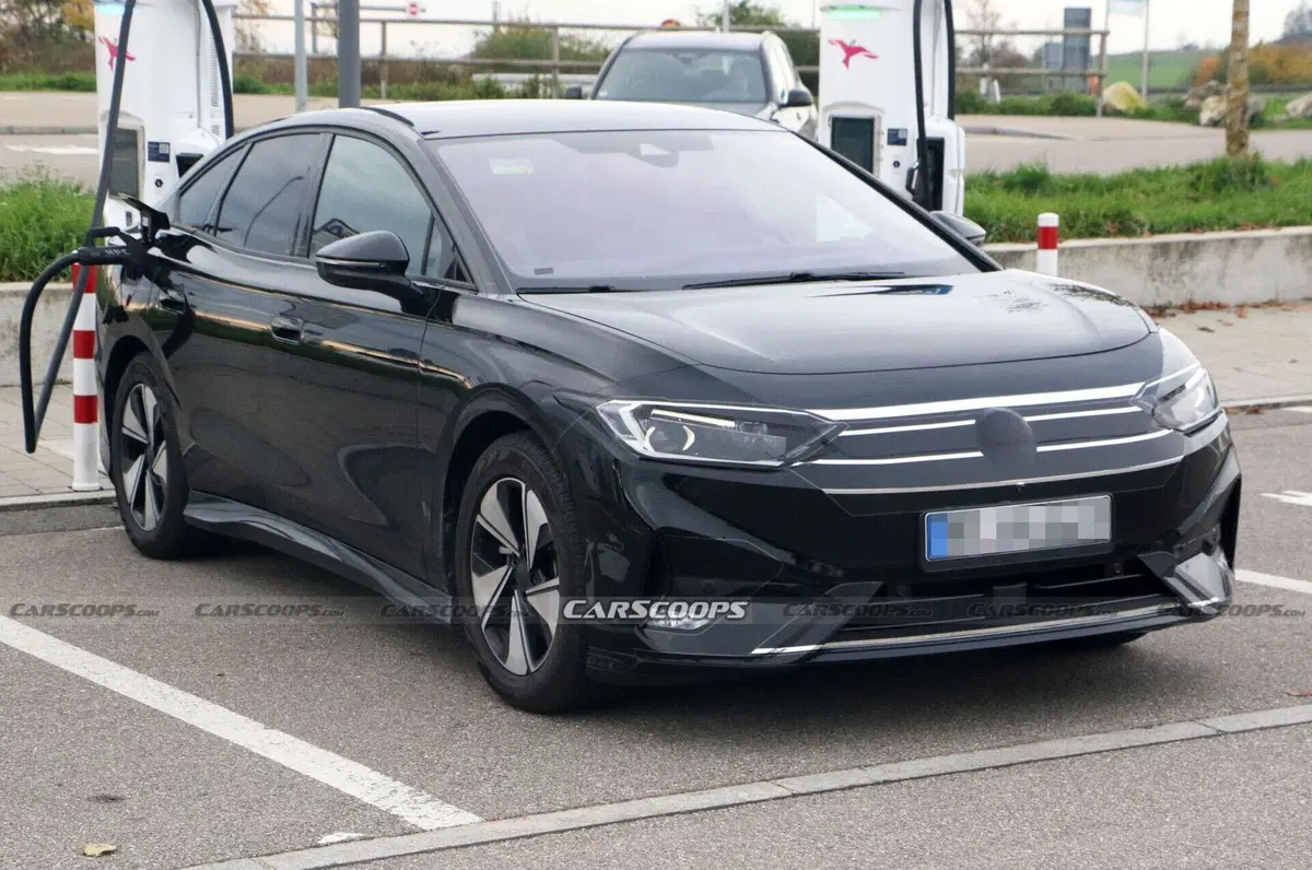 Nuova Volkswagen ID.7 Aero B: le foto spia della rivale di Tesla Model 3 (4)
