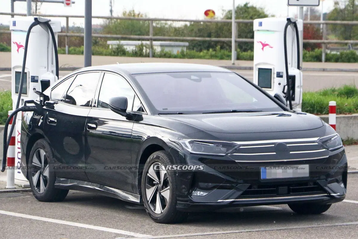 Nuova Volkswagen ID.7 Aero B: le foto spia della rivale di Tesla Model 3 (6)