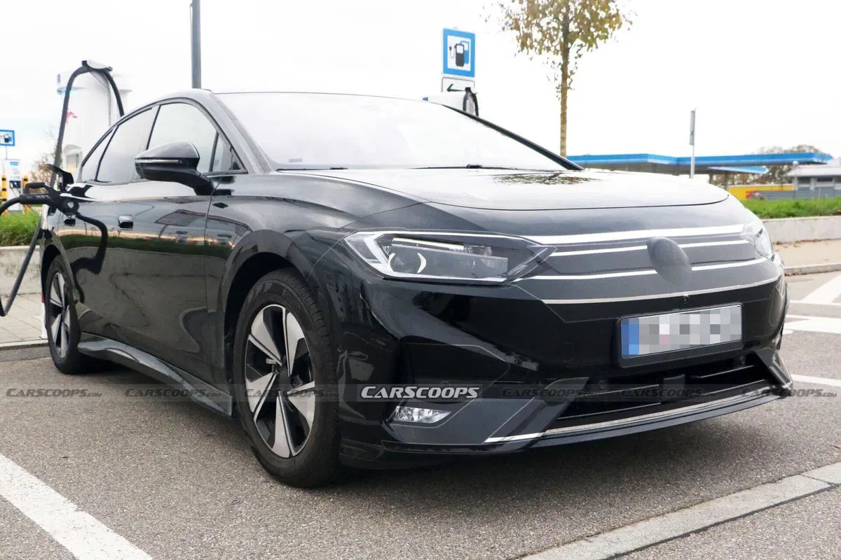 Nuova Volkswagen ID.7 Aero B: le foto spia della rivale di Tesla Model 3 (8)