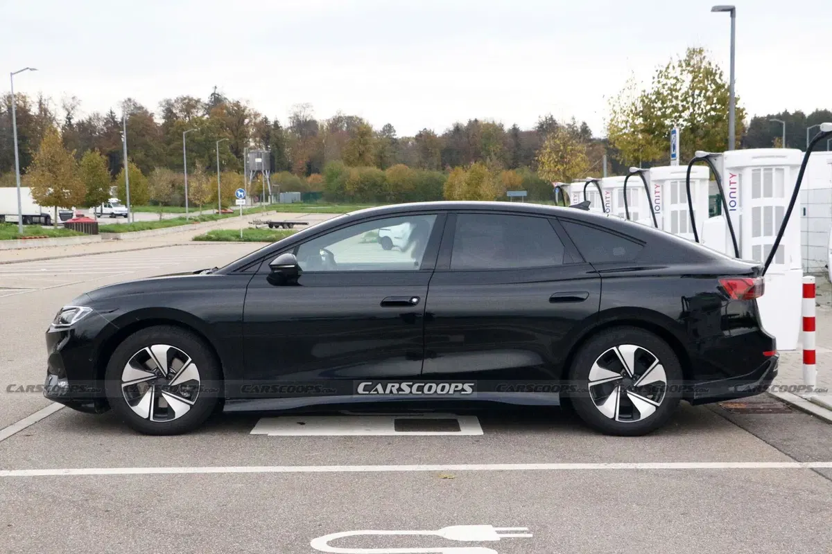 Nuova Volkswagen ID.7 Aero B: le foto spia della rivale di Tesla Model 3 (9)
