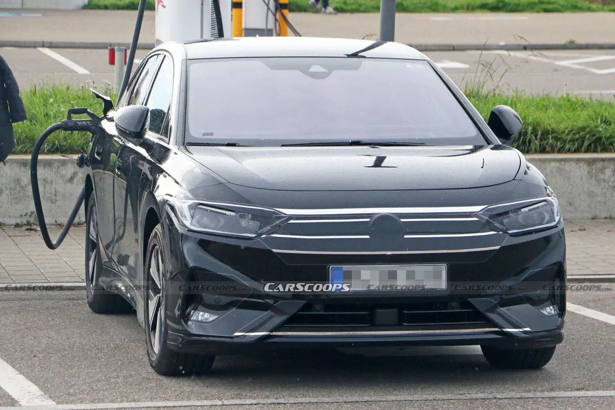 Nuova Volkswagen ID.7 Aero B: le foto spia della rivale di Tesla Model 3 (11)