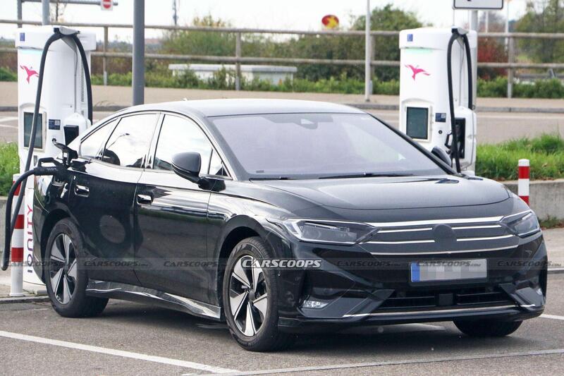 Nuova Volkswagen ID.7 Aero B: le foto spia della rivale di Tesla Model 3