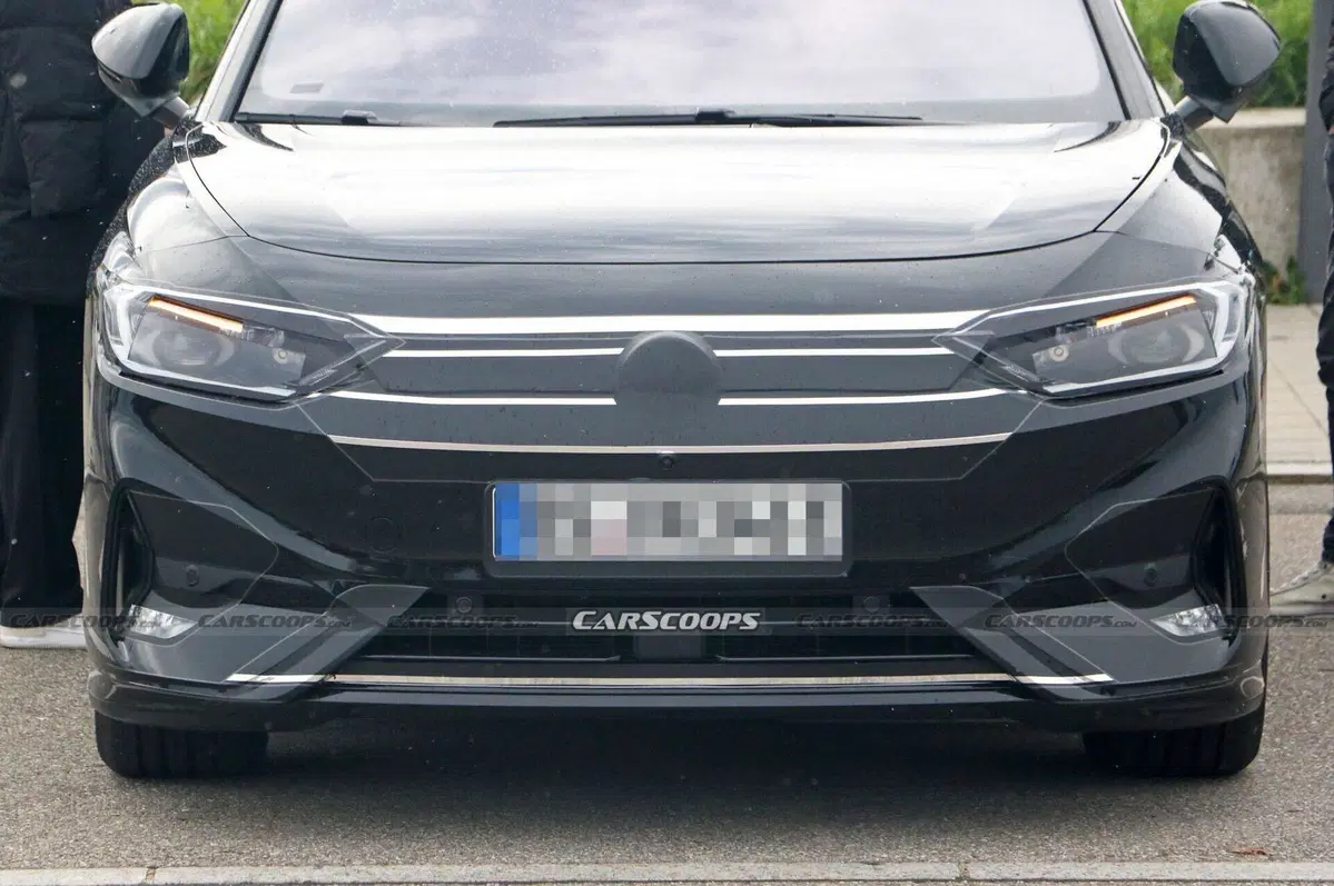 Nuova Volkswagen ID.7 Aero B: le foto spia della rivale di Tesla Model 3 (14)
