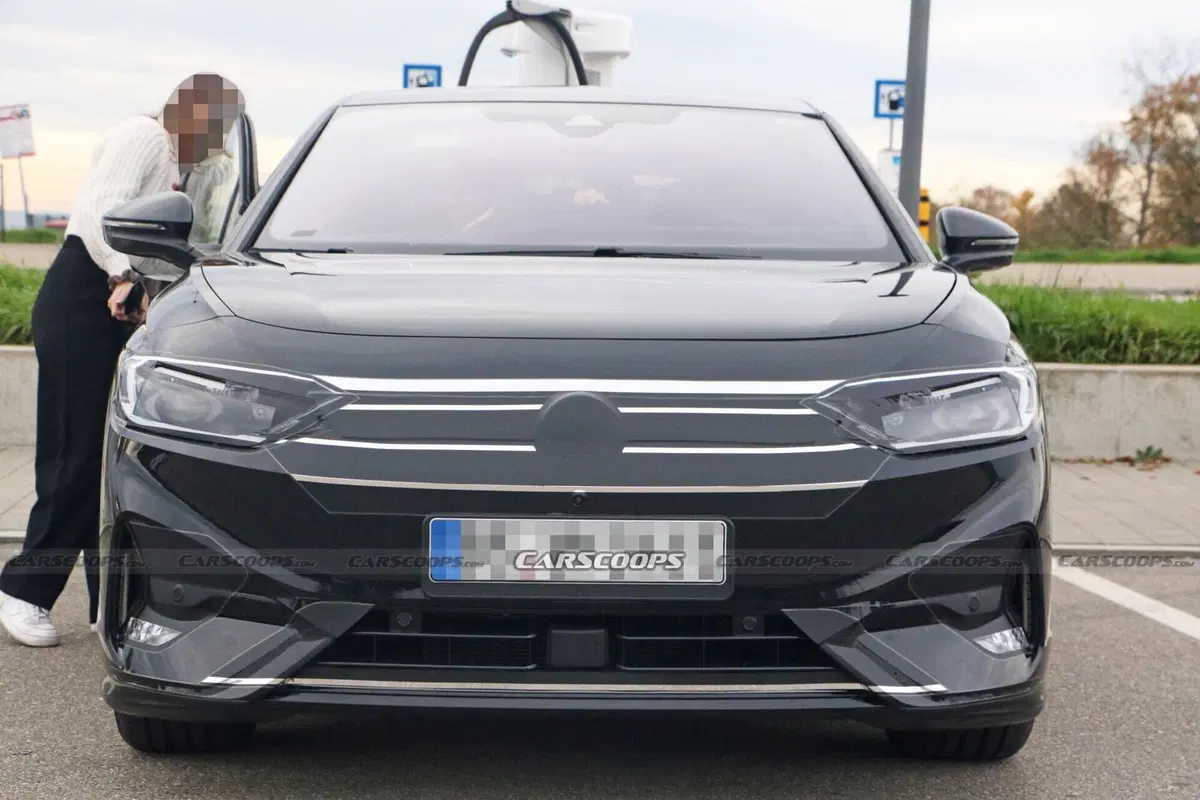 Nuova Volkswagen ID.7 Aero B: le foto spia della rivale di Tesla Model 3 (15)