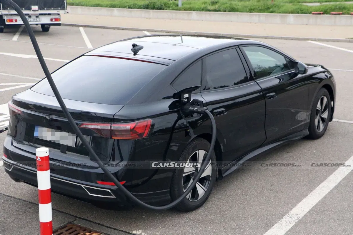 Nuova Volkswagen ID.7 Aero B: le foto spia della rivale di Tesla Model 3 (18)