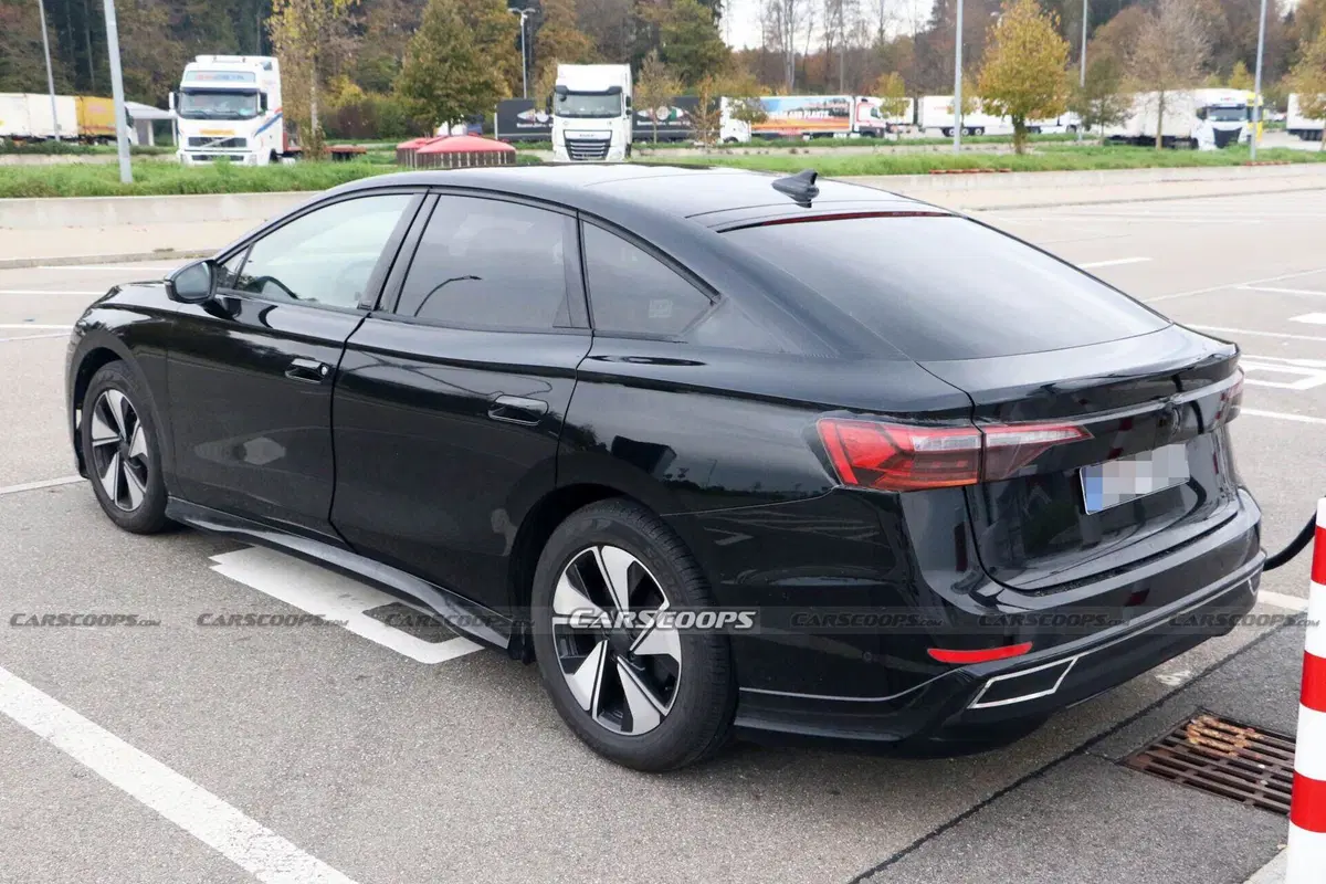 Nuova Volkswagen ID.7 Aero B: le foto spia della rivale di Tesla Model 3 (17)