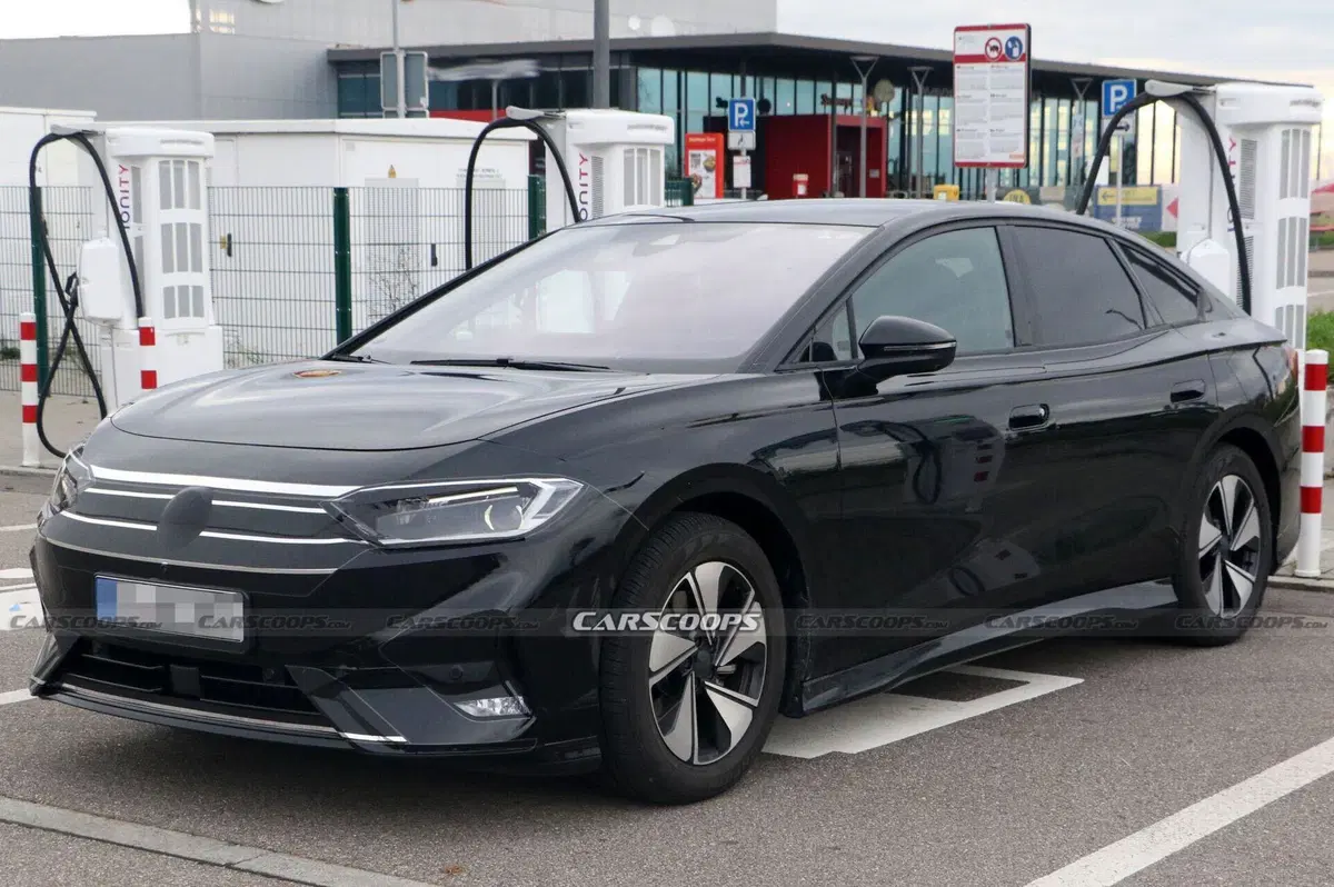 Nuova Volkswagen ID.7 Aero B: le foto spia della rivale di Tesla Model 3 (19)