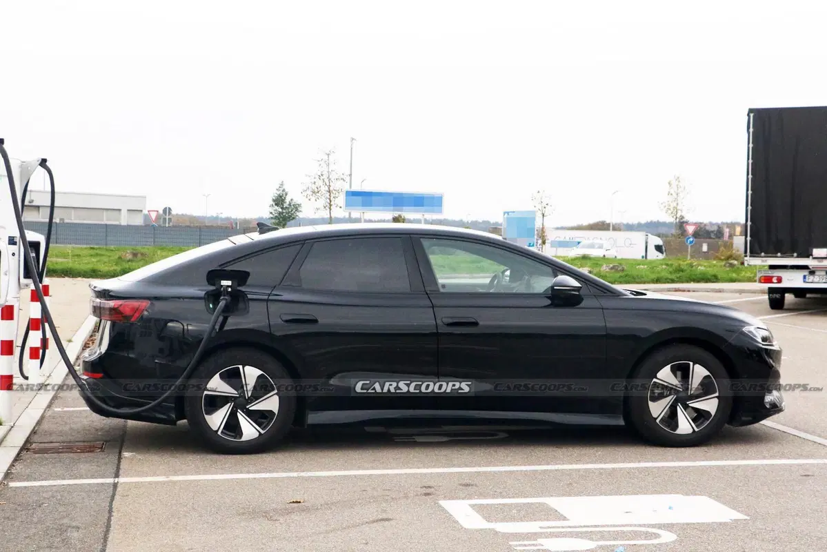 Nuova Volkswagen ID.7 Aero B: le foto spia della rivale di Tesla Model 3 (20)