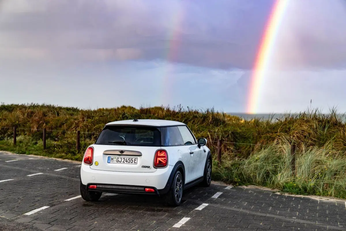 La nuova MINI Cooper SE Resolute Edition si mimetizza con gli orsi polari  (2)