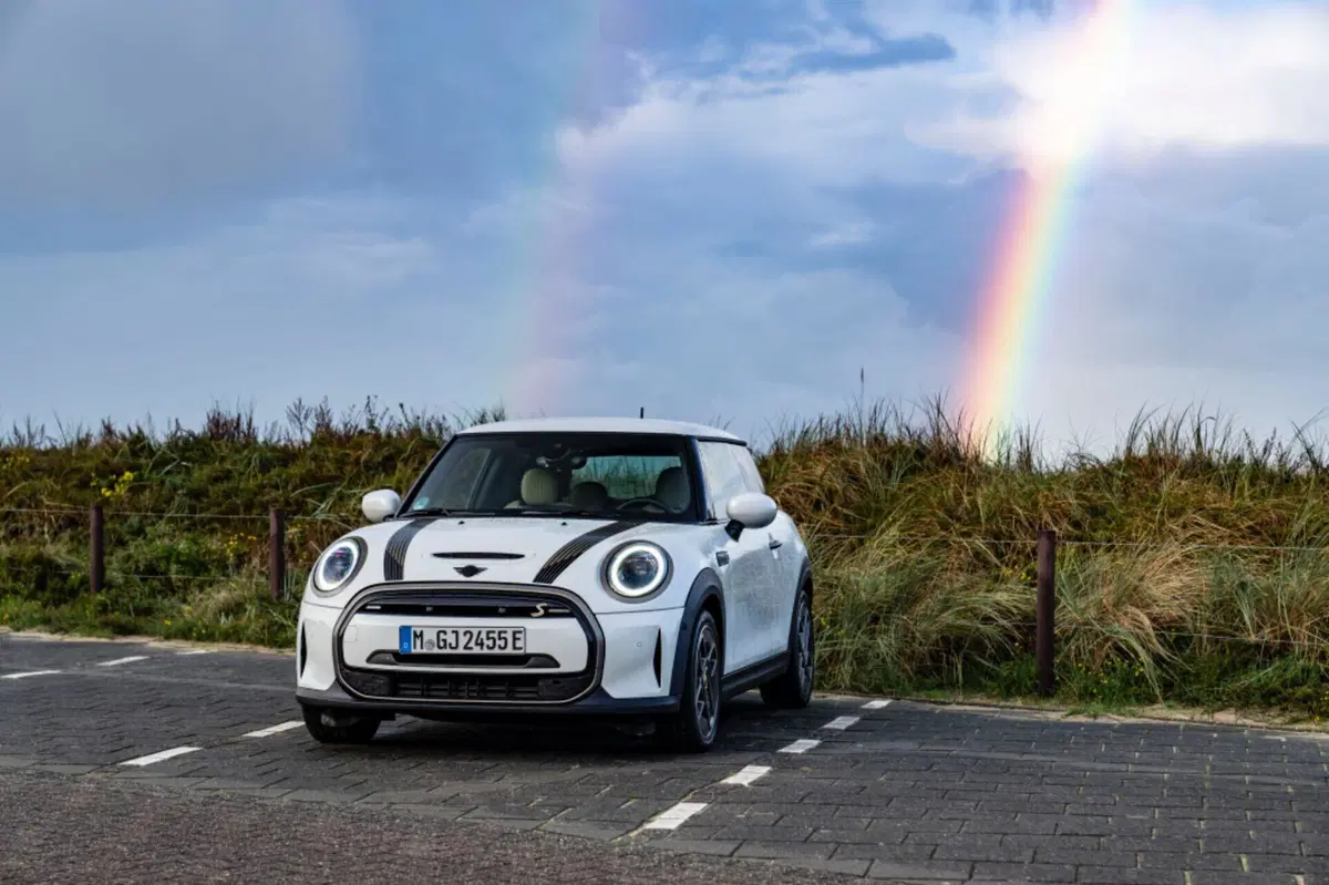 La nuova MINI Cooper SE Resolute Edition si mimetizza con gli orsi polari  (5)