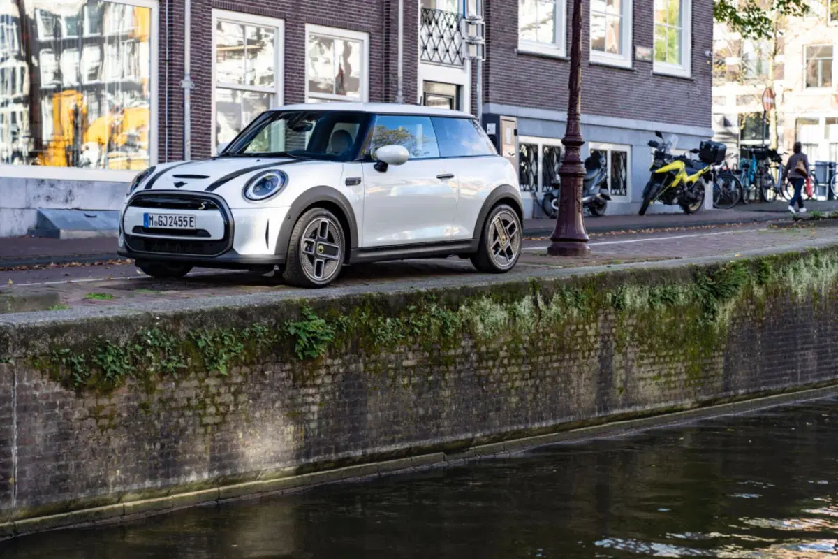 La nuova MINI Cooper SE Resolute Edition si mimetizza con gli orsi polari  (6)