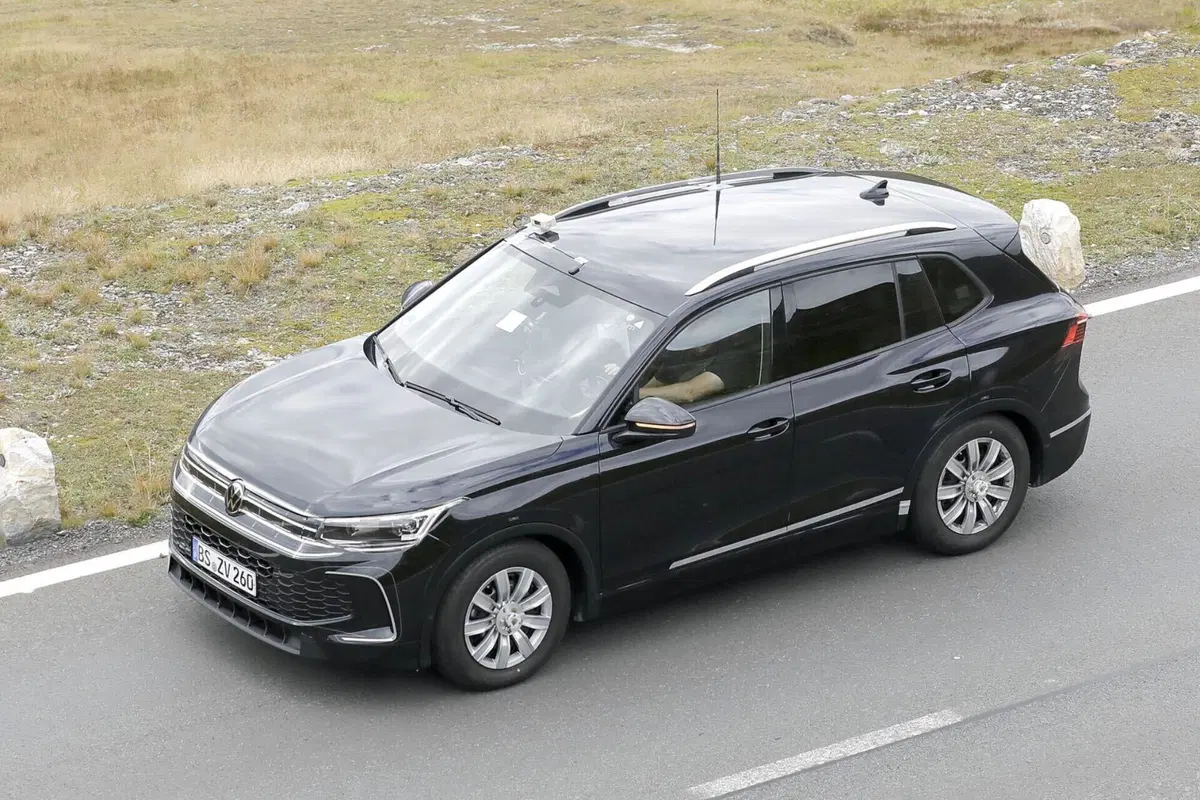 Volkswagen Tiguan 2024, ecco le foto spia (2)