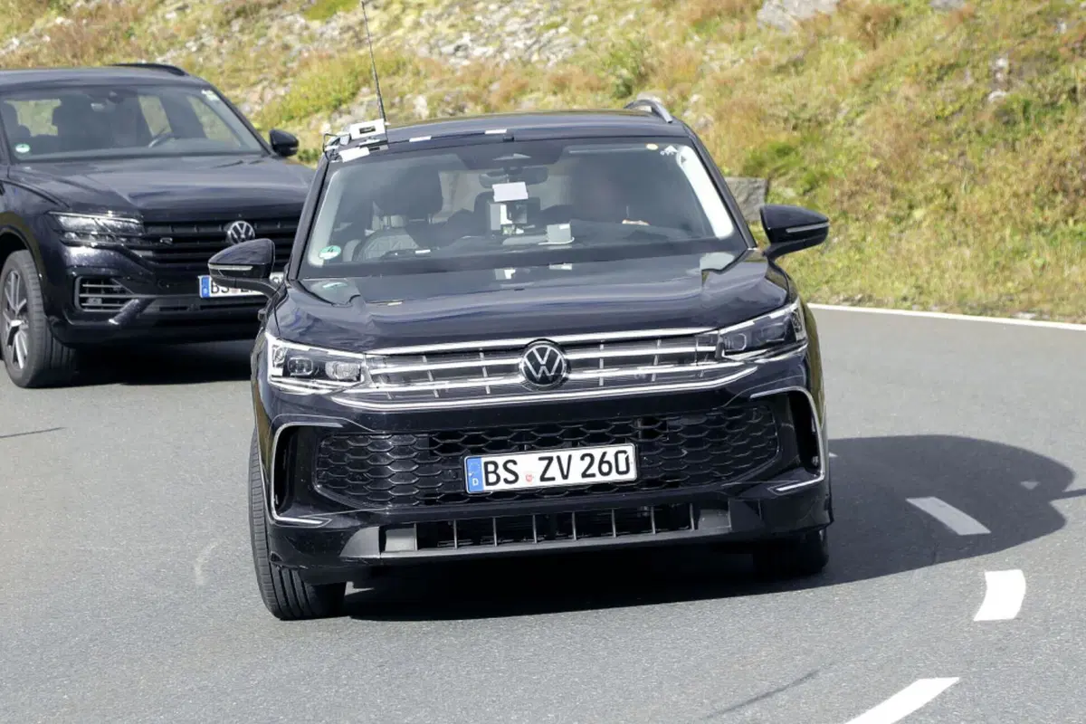 Volkswagen Tiguan 2024, ecco le foto spia (5)