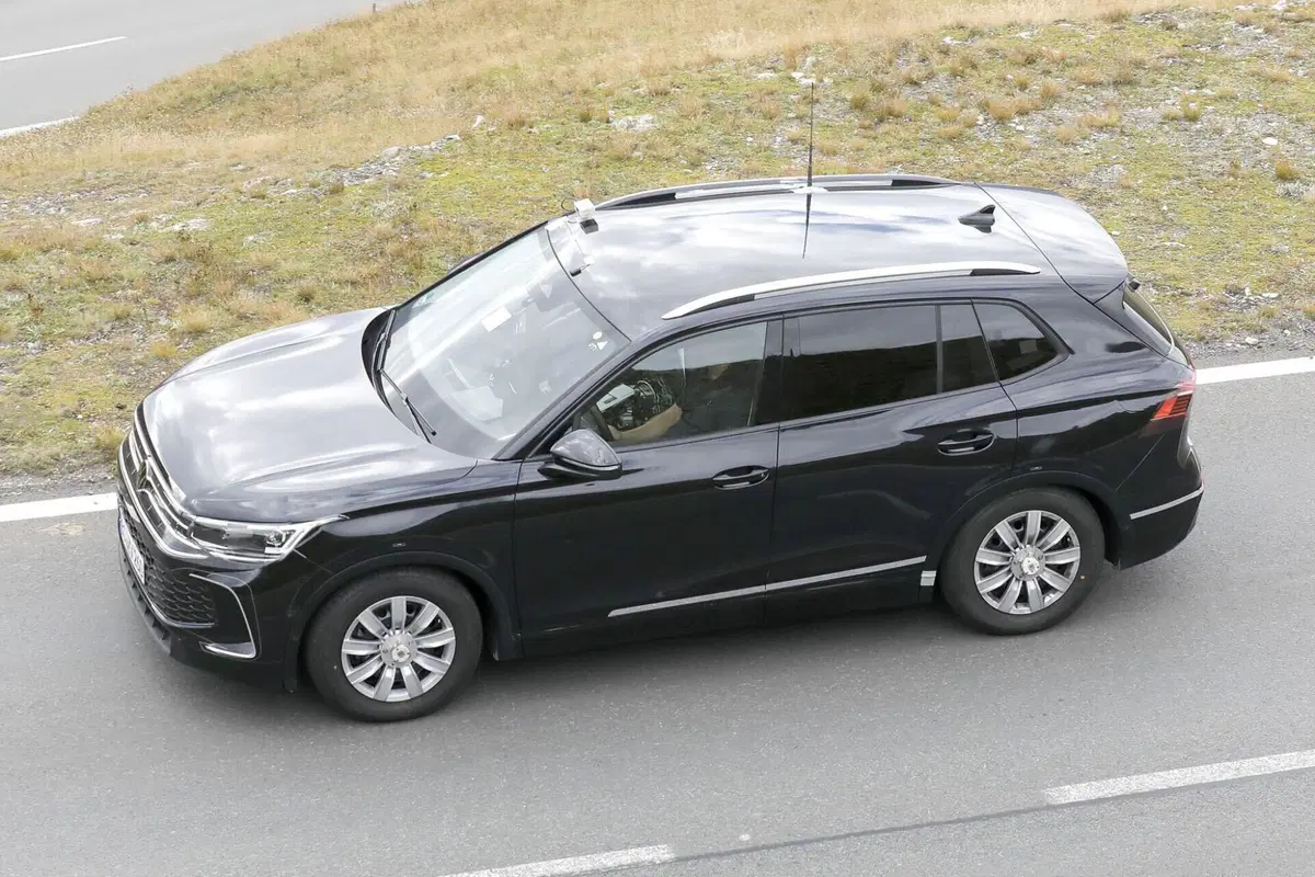Volkswagen Tiguan 2024, ecco le foto spia (7)