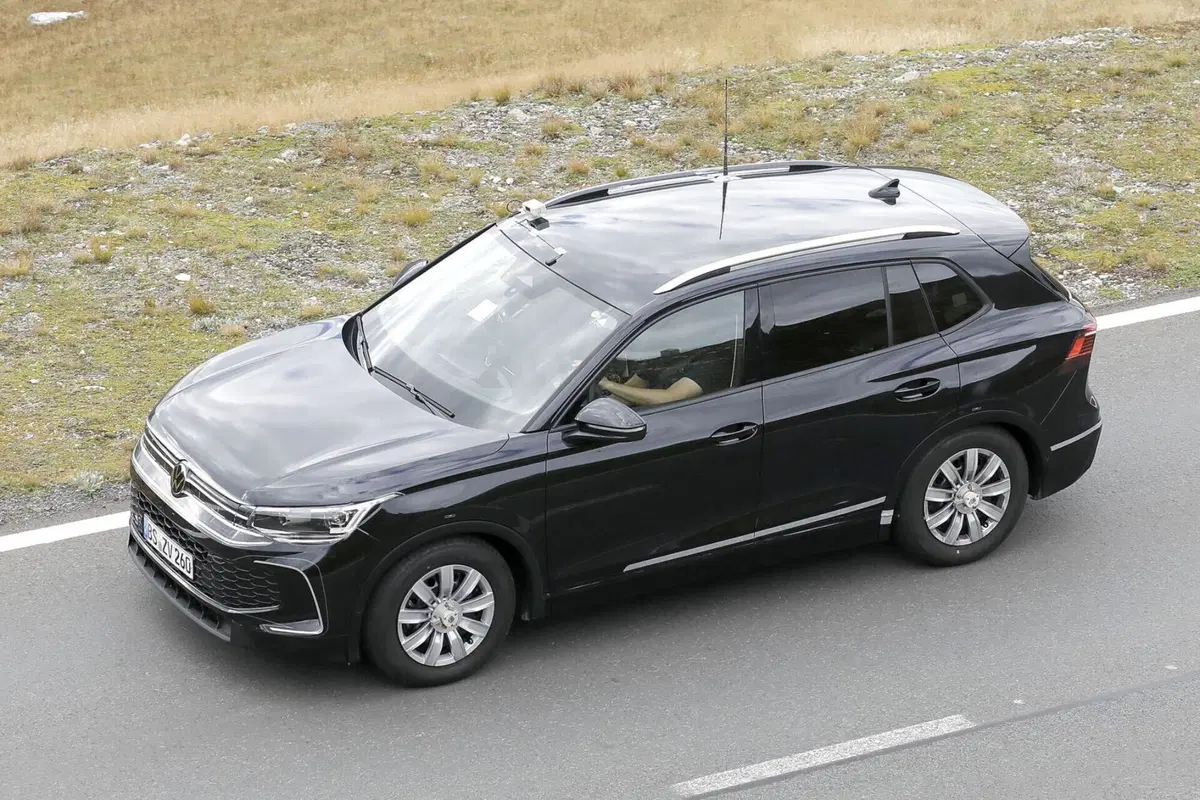 Volkswagen Tiguan 2024, ecco le foto spia (10)