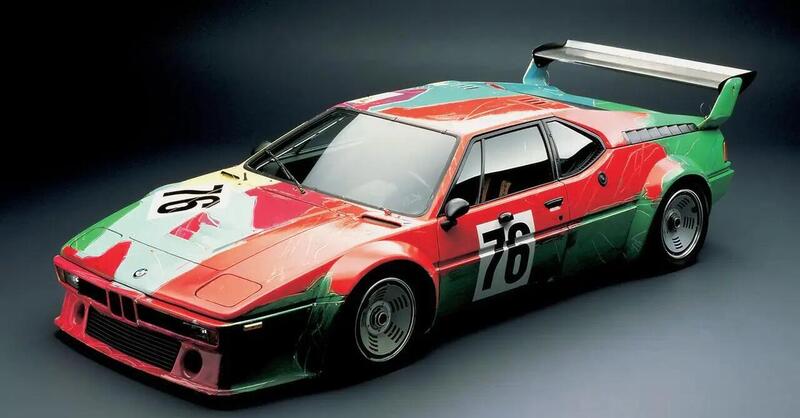 Otto chili di farina sulla BMW M1 di Andy Warhol: blitz ambientalista a Milano